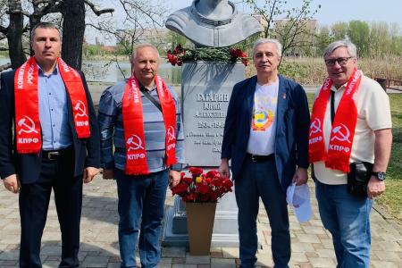 Краснодар. Активисты КПРФ и сторонники партии отметили День космонавтики у памятника первому космонавту планеты