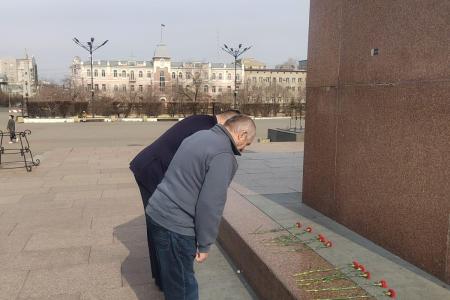 Депутат Госдумы РФ Вячеслав Мархаев и лидер коммунистов Забайкалья Юрий Гайдук возложили цветы к памятнику Ленину в Чите