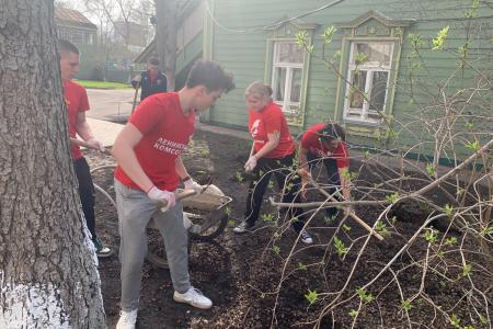Коммунисты и комсомольцы шефствуют над домом-музеем В.И. Ленина в городе Самаре