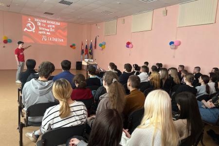 Самарская область. Комсомольцы рассказали о Знамени Победы учащимся города Отрадного