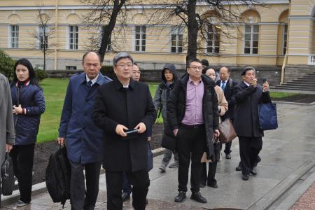 Санкт-Петербург. Коммунисты пришли к Смольному в День рождения великого революционера