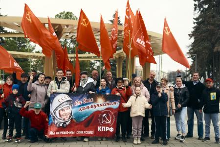 Нижегородские коммунисты провели автопробег в честь 63-й годовщины Дня космонавтики