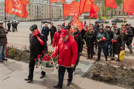 Н.Н. Иванов провёл церемонию возложения цветов к памятнику Владимиру Ильича Ленина на Красной площади Курска