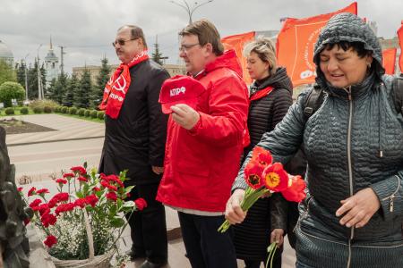 Н.Н. Иванов провёл церемонию возложения цветов к памятнику Владимиру Ильича Ленина на Красной площади Курска