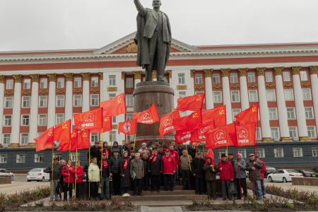 Н.Н. Иванов провёл церемонию возложения цветов к памятнику Владимиру Ильича Ленина на Красной площади Курска