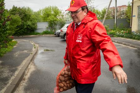 Н.Н. Иванов оказал помощь погорельцам дома, пострадавшего от атаки беспилотника в городе Курске