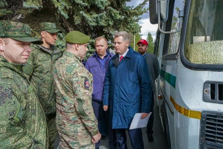 Коммунисты Свердловской области передали автобус ПАЗ воинам 228-го гвардейского мотострелкового Ленинградско-Павловского Краснознамённого полка, дислоцирующегося в Екатеринбурге