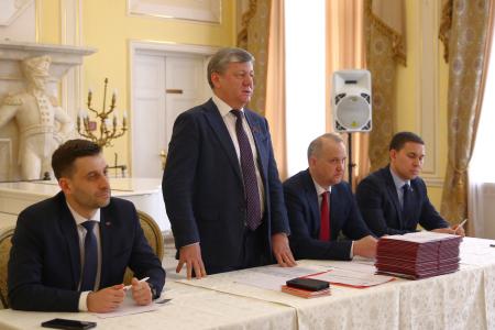 Дмитрий Новиков вручил дипломы выпускникам Центра политической учебы ЦК КПРФ