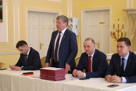 Дмитрий Новиков вручил дипломы выпускникам Центра политической учебы ЦК КПРФ