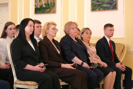 Дмитрий Новиков вручил дипломы выпускникам Центра политической учебы ЦК КПРФ
