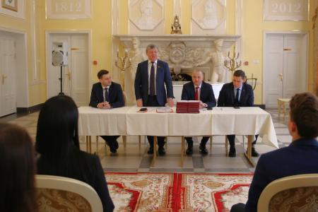 Дмитрий Новиков вручил дипломы выпускникам Центра политической учебы ЦК КПРФ