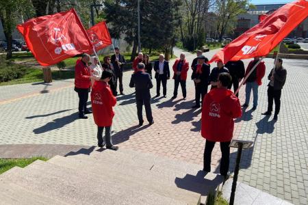 День космонавтики достойно отмечают коммунисты Дагестана