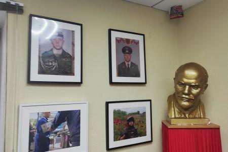 Выставка памяти Ростислава Журавлёва экспонируется в Тюменском областном отделении КПРФ