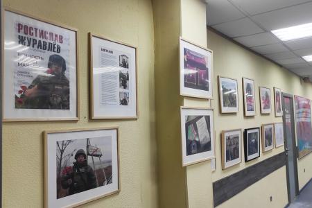 Выставка памяти Ростислава Журавлёва экспонируется в Тюменском областном отделении КПРФ
