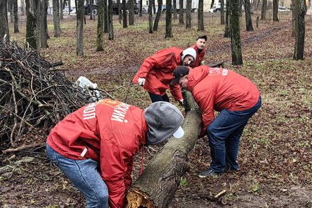 Ивановские коммунисты приняли участие в общегородском субботнике на мемориале «Красная Талка»