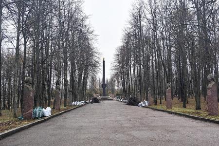 Ивановские коммунисты приняли участие в общегородском субботнике на мемориале «Красная Талка»