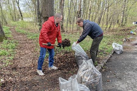 Ивановские коммунисты и сторонники партии привели в порядок Мемориал-захоронение «Кладбище старых большевиков»