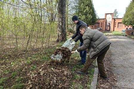 Ивановские коммунисты и сторонники партии привели в порядок Мемориал-захоронение «Кладбище старых большевиков»