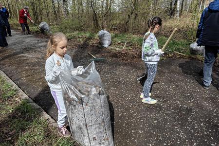 Ивановские коммунисты и сторонники партии привели в порядок Мемориал-захоронение «Кладбище старых большевиков»