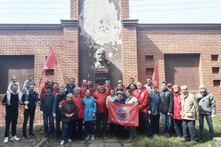 Ивановские коммунисты и сторонники партии привели в порядок Мемориал-захоронение «Кладбище старых большевиков»