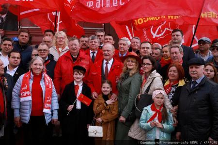 Возложение цветов к Мавзолею В.И. Ленина в 154-ю годовщину со Дня его рождения. Видео