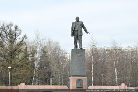 Цветы – основоположникам космической эры и героям-космонавтам!