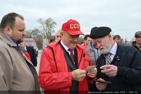 Цветы – основоположникам космической эры и героям-космонавтам!