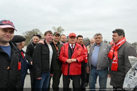Цветы – основоположникам космической эры и героям-космонавтам!
