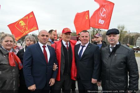 Цветы – основоположникам космической эры и героям-космонавтам!