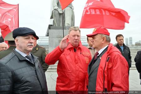 Цветы – основоположникам космической эры и героям-космонавтам!