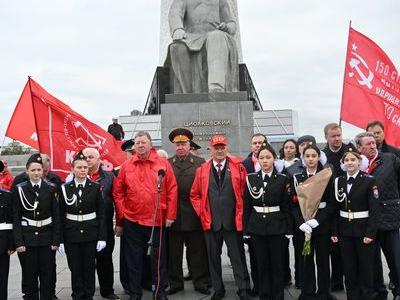 Цветы – основоположникам космической эры и героям-космонавтам!
