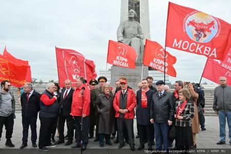 Цветы – основоположникам космической эры и героям-космонавтам!