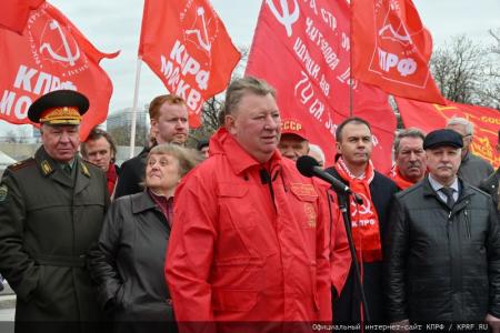 Цветы – основоположникам космической эры и героям-космонавтам!