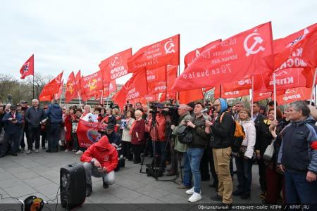 Цветы – основоположникам космической эры и героям-космонавтам!