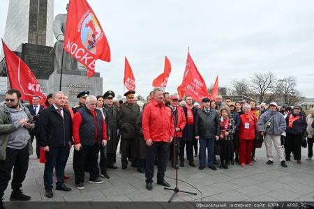 Цветы – основоположникам космической эры и героям-космонавтам!