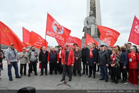 Цветы – основоположникам космической эры и героям-космонавтам!