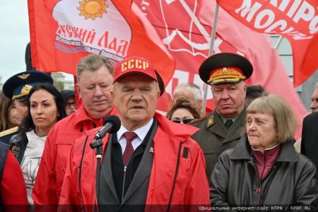 Цветы – основоположникам космической эры и героям-космонавтам!