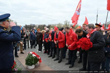 Цветы – основоположникам космической эры и героям-космонавтам!