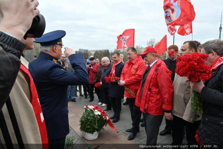 Цветы – основоположникам космической эры и героям-космонавтам!