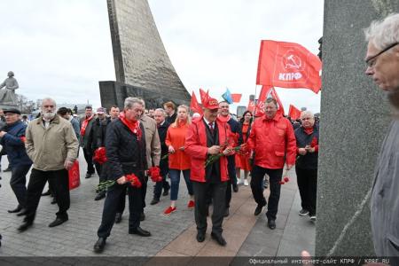 Цветы – основоположникам космической эры и героям-космонавтам!