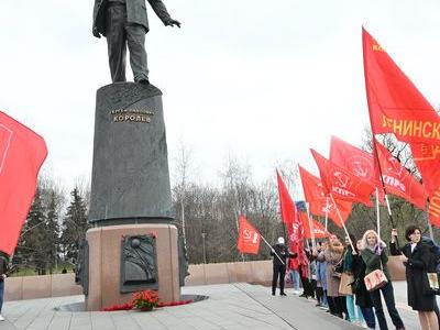 Цветы – основоположникам космической эры и героям-космонавтам!