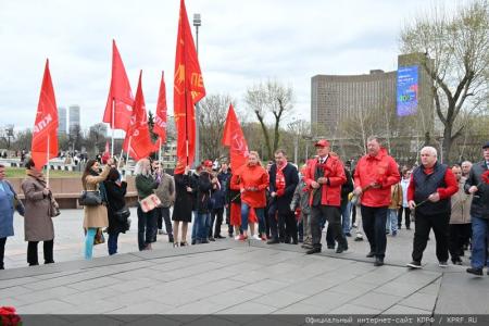 Цветы – основоположникам космической эры и героям-космонавтам!