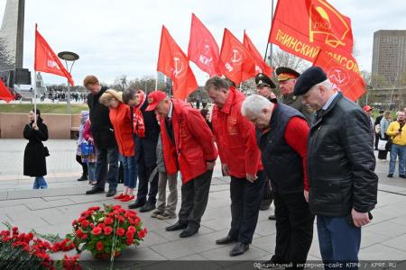 Цветы – основоположникам космической эры и героям-космонавтам!