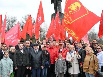 Цветы – основоположникам космической эры и героям-космонавтам!