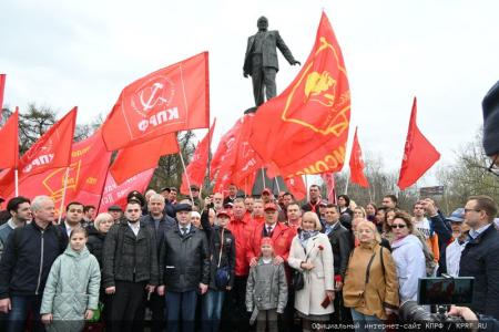 Цветы – основоположникам космической эры и героям-космонавтам!