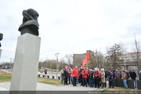 Цветы – основоположникам космической эры и героям-космонавтам!