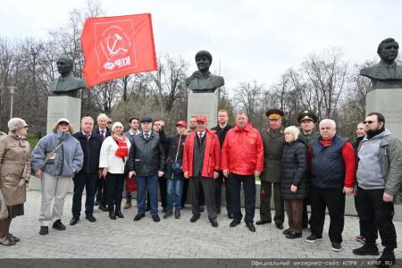 Цветы – основоположникам космической эры и героям-космонавтам!