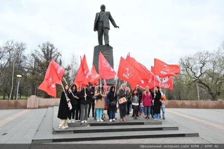 Цветы – основоположникам космической эры и героям-космонавтам!