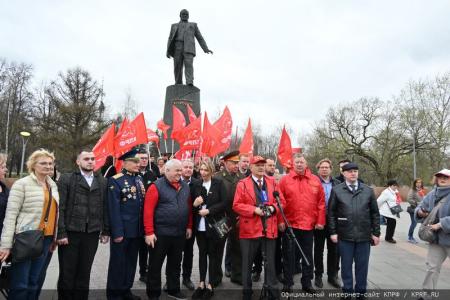 Цветы – основоположникам космической эры и героям-космонавтам!