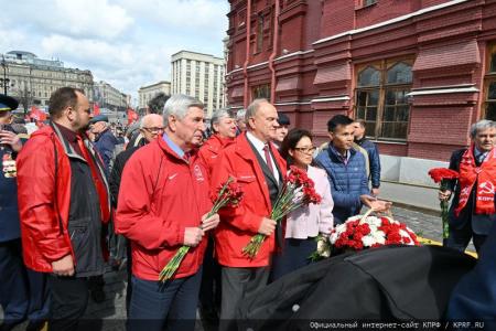 Возложение цветов к Мавзолею В.И. Ленина в 154-ю годовщину со Дня его рождения. Видео